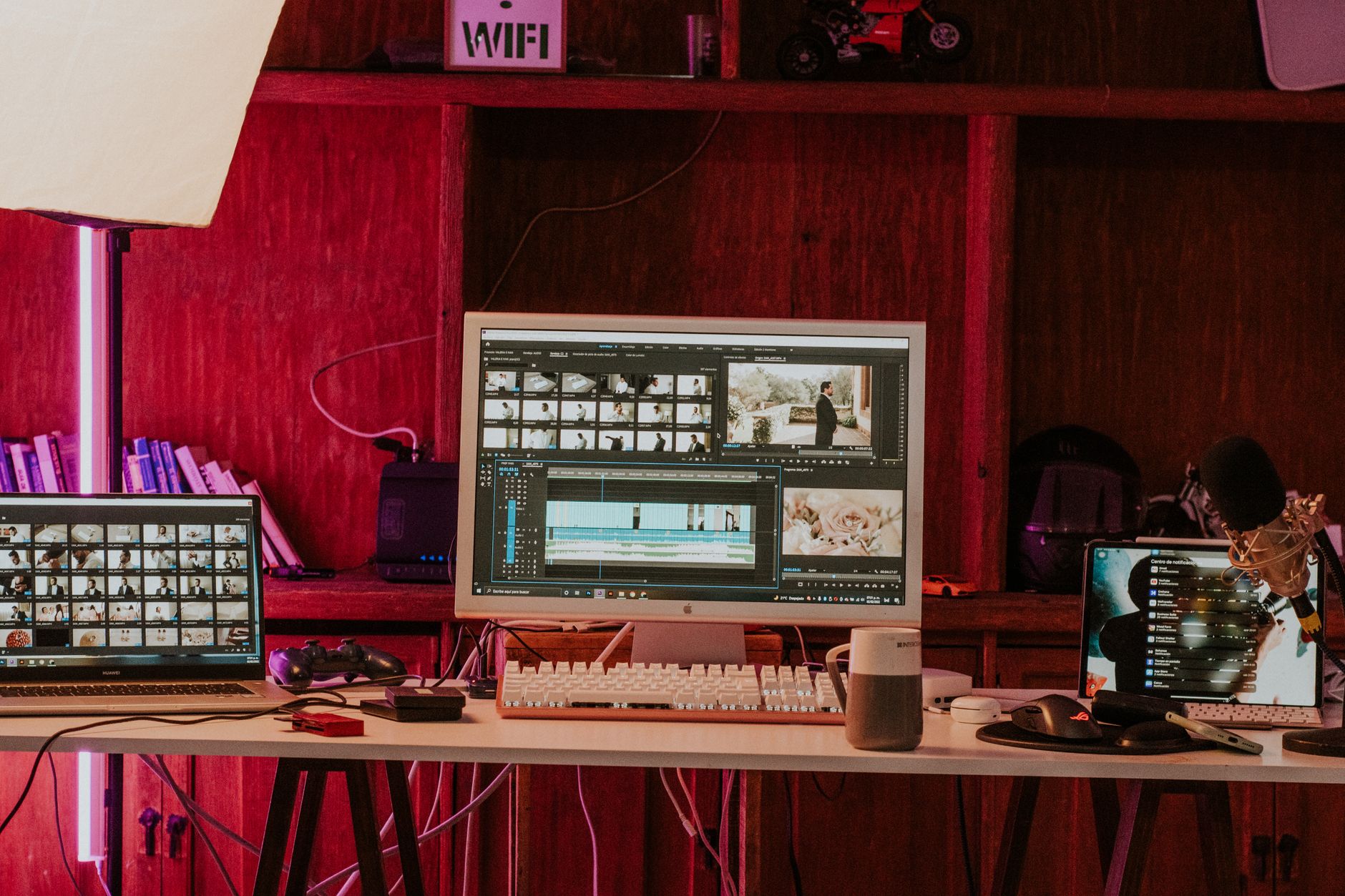 Poste de montage vidéo avec plusieurs écrans et une timeline de production